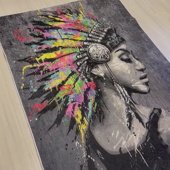 Kızılderili Kadın Motifli Halı – Deri Taban, Süngerli Yüzey, Makinede Yıkanabilir