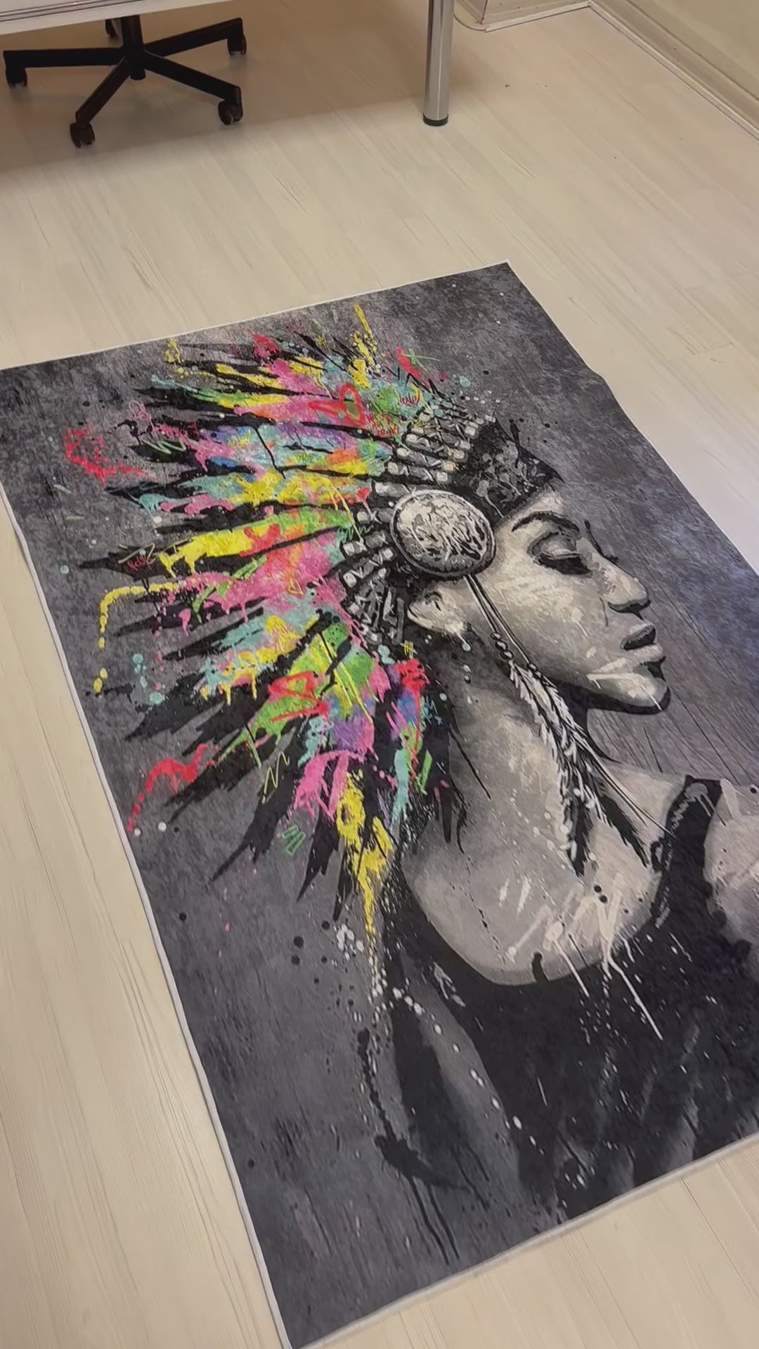 Kızılderili Kadın Motifli Halı – Deri Taban, Süngerli Yüzey, Makinede Yıkanabilir