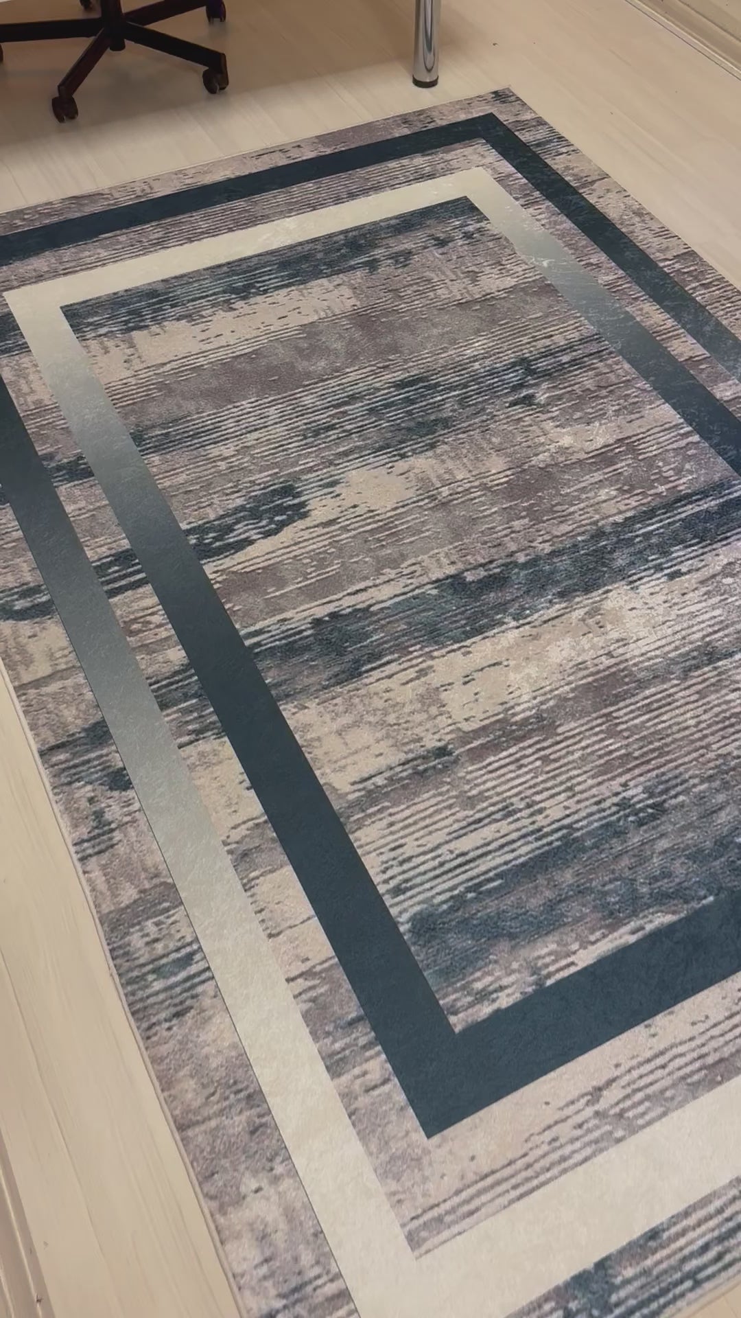 Modern Gri Zemin Mavi Dikdörtgen Desenli Halı – Kaymaz Taban, Süngerli Yüzey, Makinede Yıkanabilir4