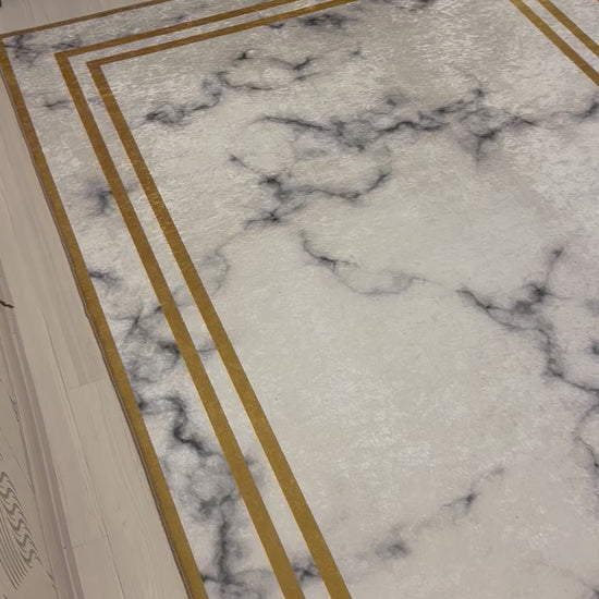 Mermer Zemin Gold Şeritli Halı – Kaymaz Taban, Süngerli Yüzey, Makinede Yıkanabilir