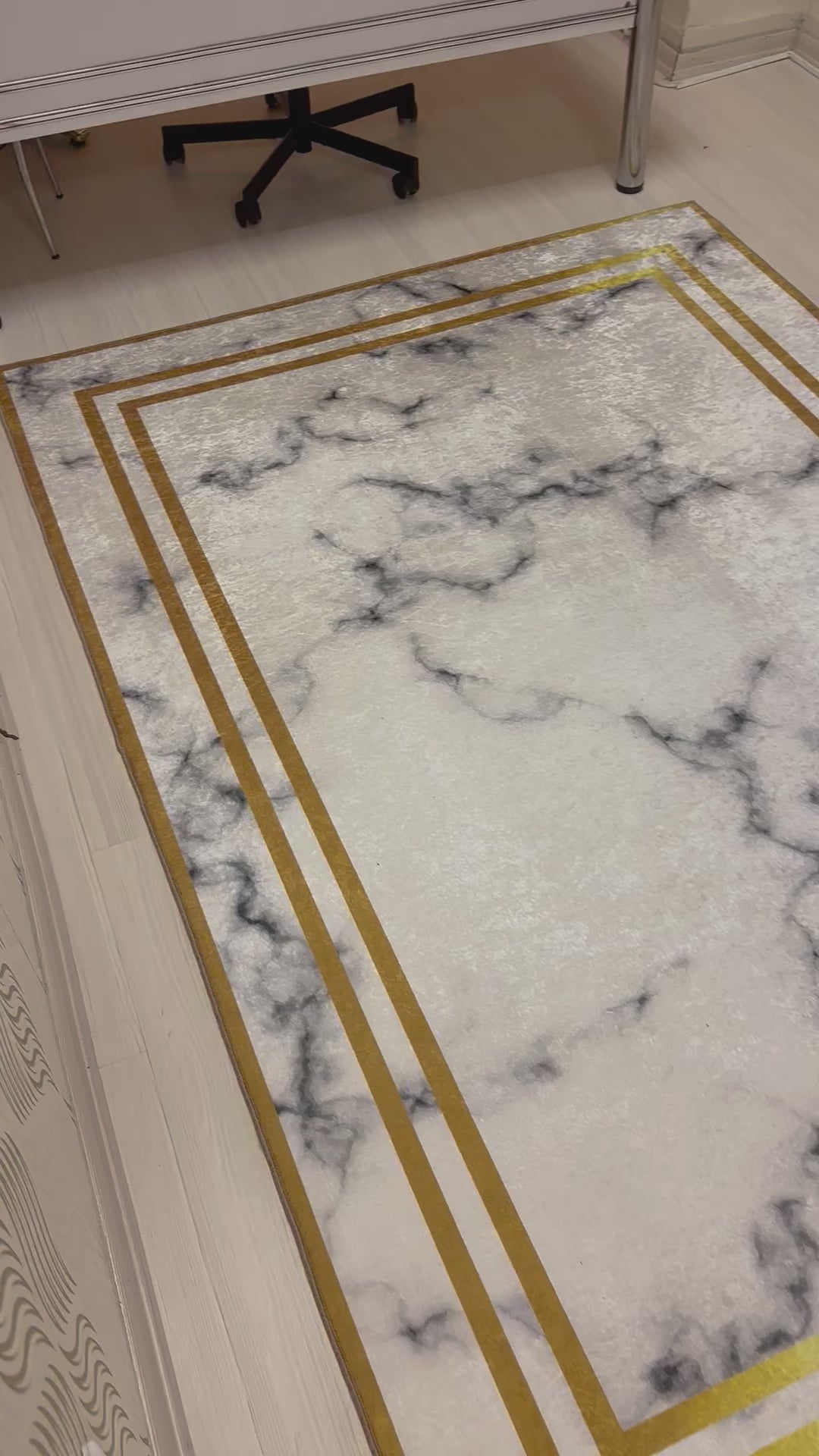Mermer Zemin Gold Şeritli Halı – Kaymaz Taban, Süngerli Yüzey, Makinede Yıkanabilir