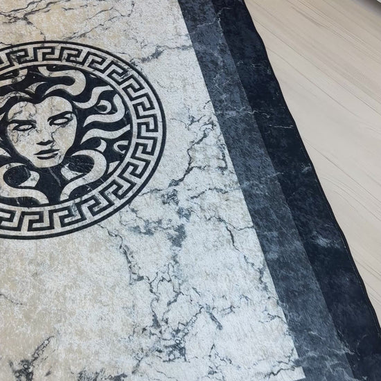 Mermer Zemin Medusa Motifli Siyah Krem Versace Halı – Deri Taban, Süngerli Yüzey, Yıkanabilir