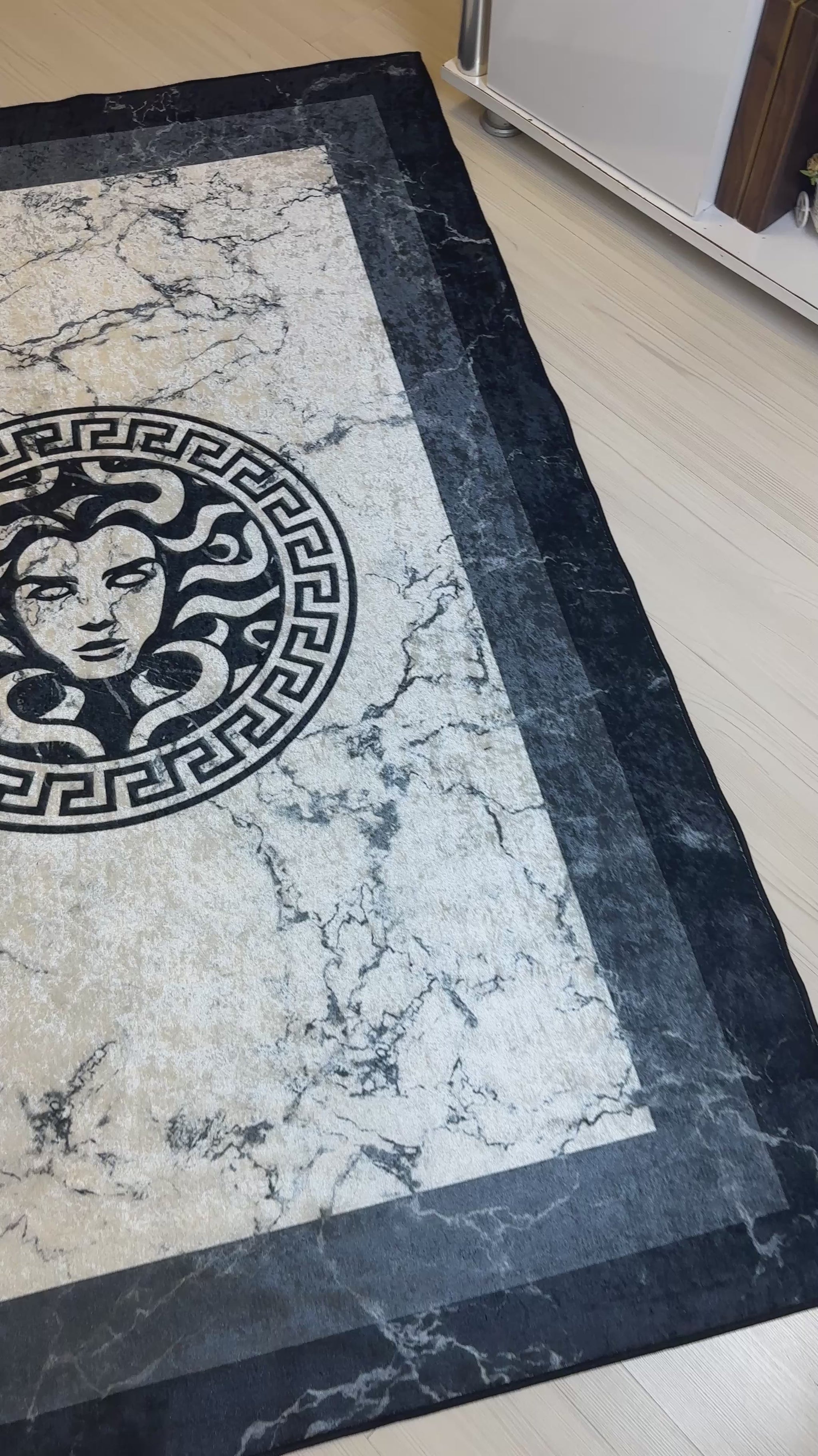 Mermer Zemin Medusa Motifli Siyah Krem Versace Halı – Deri Taban, Süngerli Yüzey, Yıkanabilir