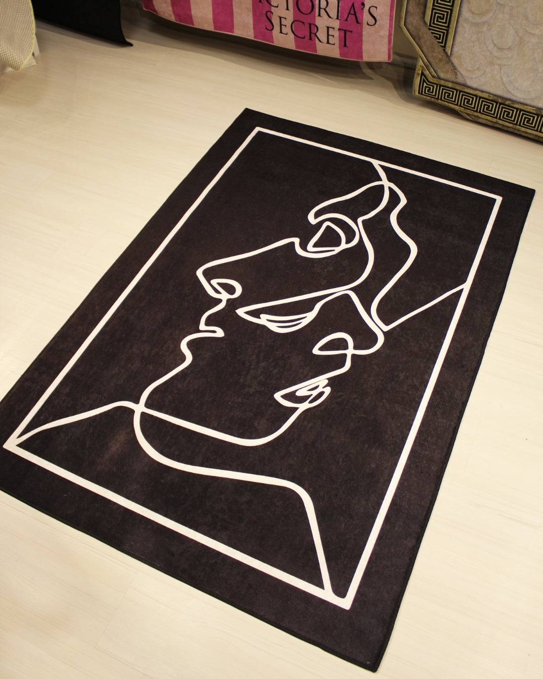 Siyah Zemin Sanatsal Yüz Motifli Halı – Deri Taban, Süngerli Yüzey, Makinede Yıkanabilir3