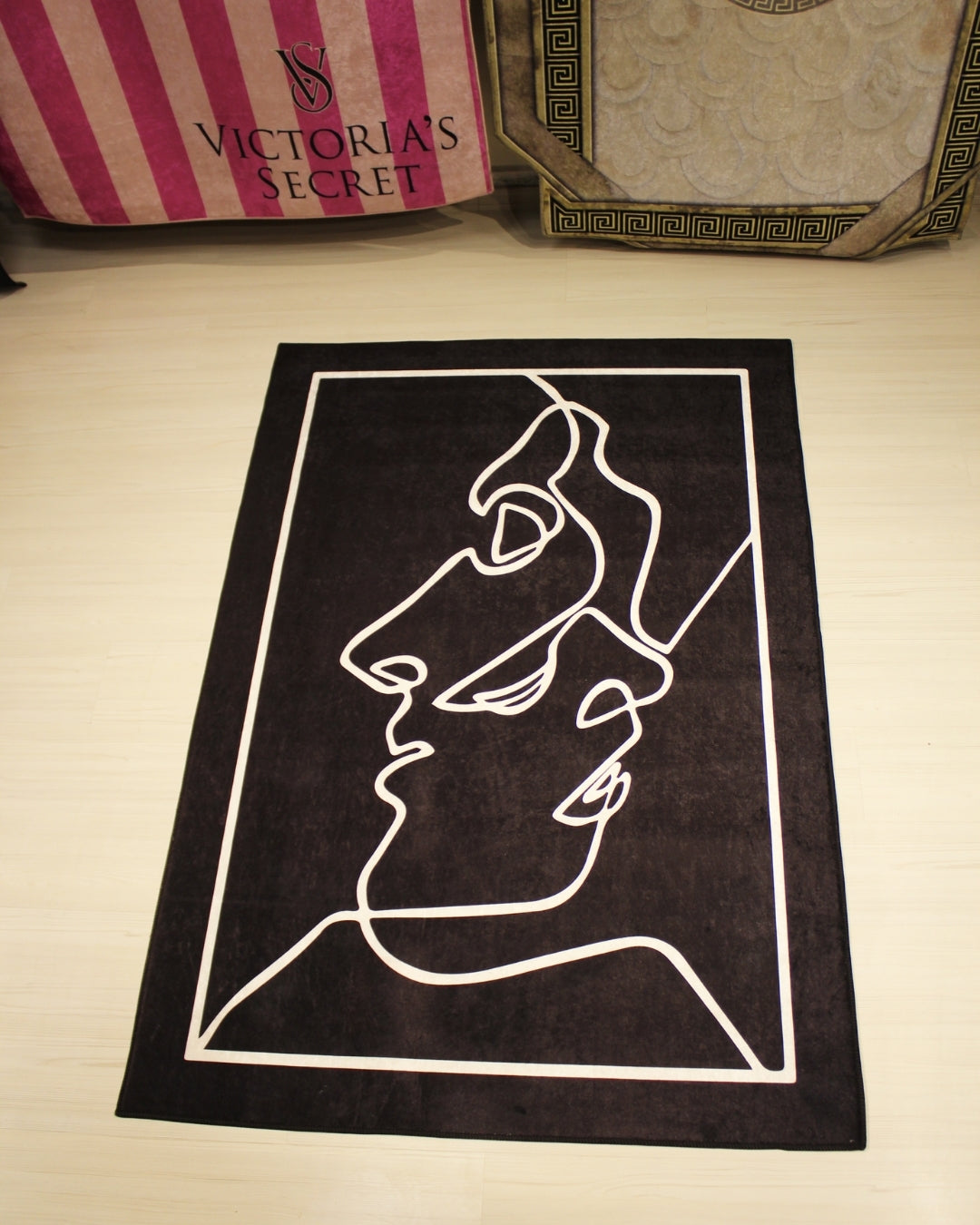 Siyah Zemin Sanatsal Yüz Motifli Halı – Deri Taban, Süngerli Yüzey, Makinede Yıkanabilir1