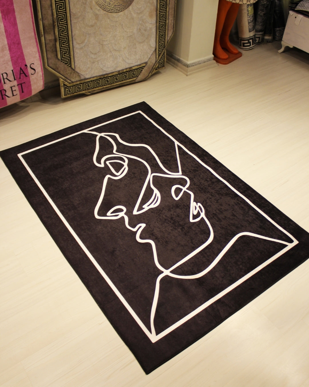 Siyah Zemin Sanatsal Yüz Motifli Halı – Deri Taban, Süngerli Yüzey, Makinede Yıkanabilir2