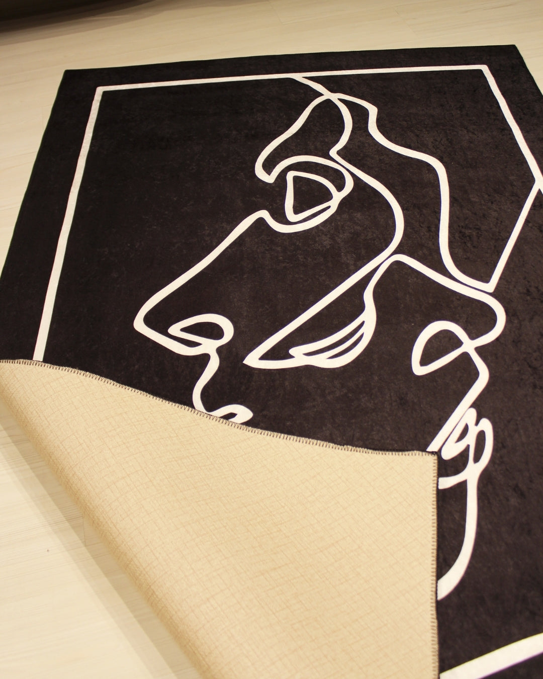 Siyah Zemin Sanatsal Yüz Motifli Halı – Deri Taban, Süngerli Yüzey, Makinede Yıkanabilir5