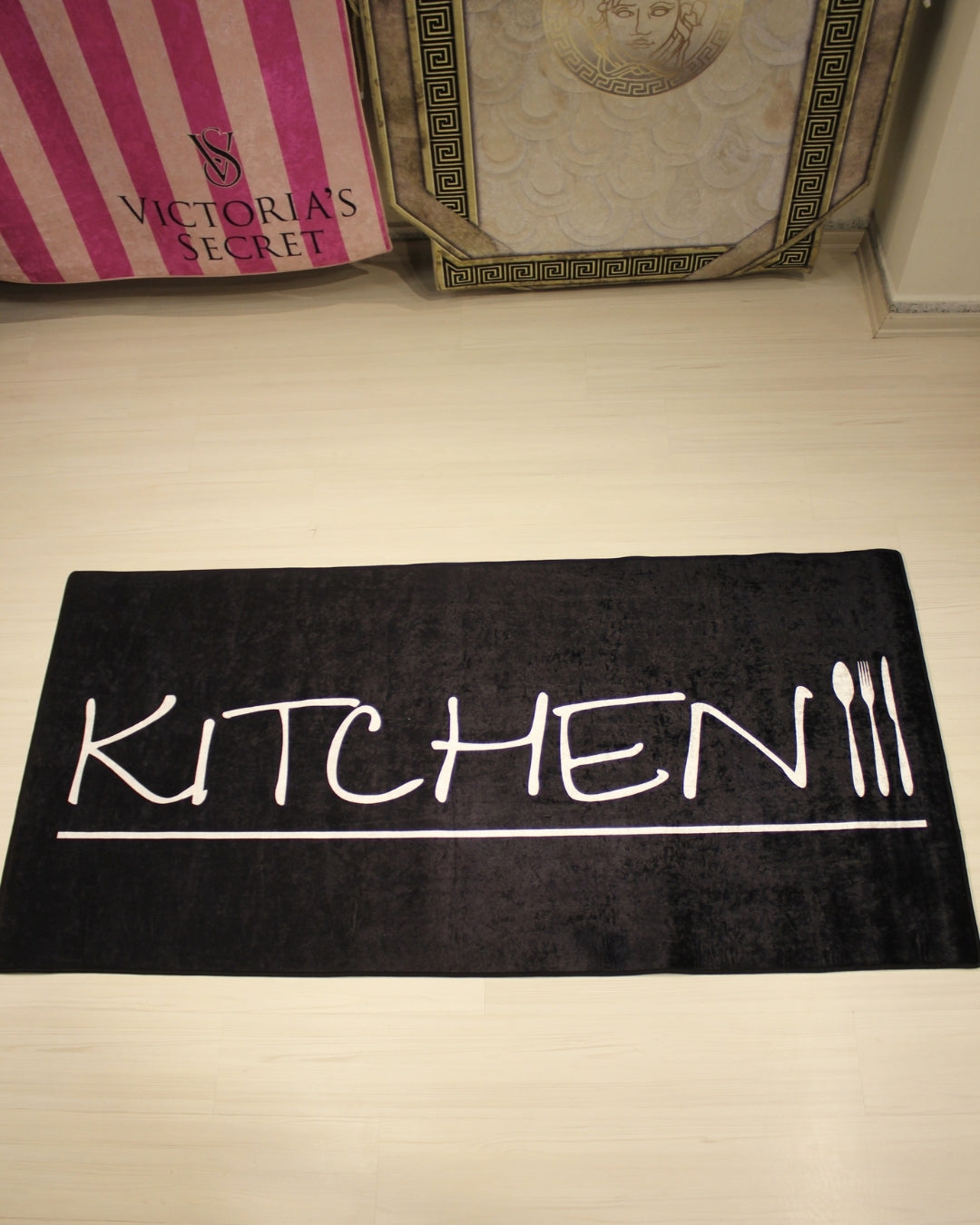 Siyah Zemin Kitchen Yazılı Mutfak ve Oda Halısı – Deri Taban, Yıkanabilir, Süngerli Yüzey1