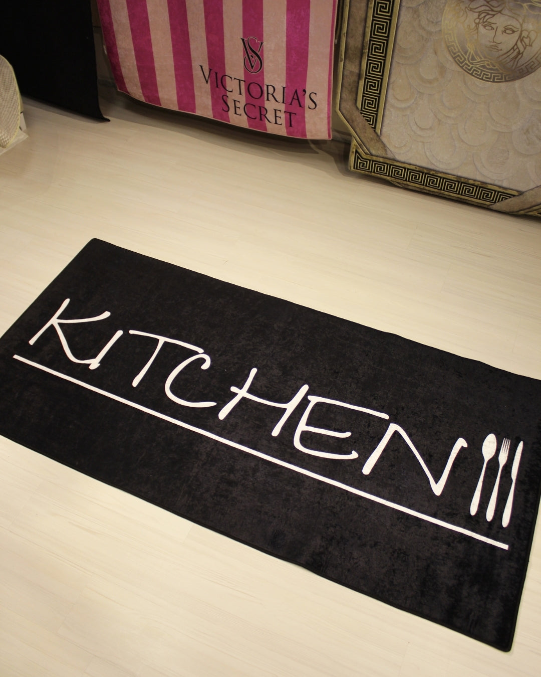 Siyah Zemin Kitchen Yazılı Mutfak ve Oda Halısı – Deri Taban, Yıkanabilir, Süngerli Yüzey3