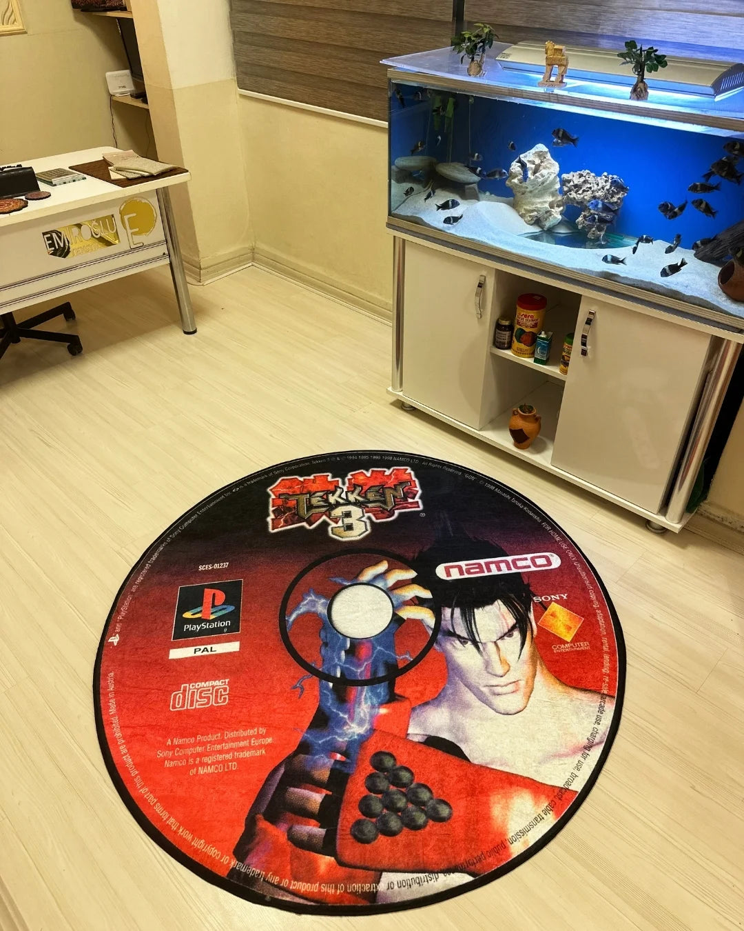 Tekken Oyun CD’si Şeklinde Dijital Baskı Halı – Kaymaz Taban, Yıkanabilir, Gamer Tasarımı1