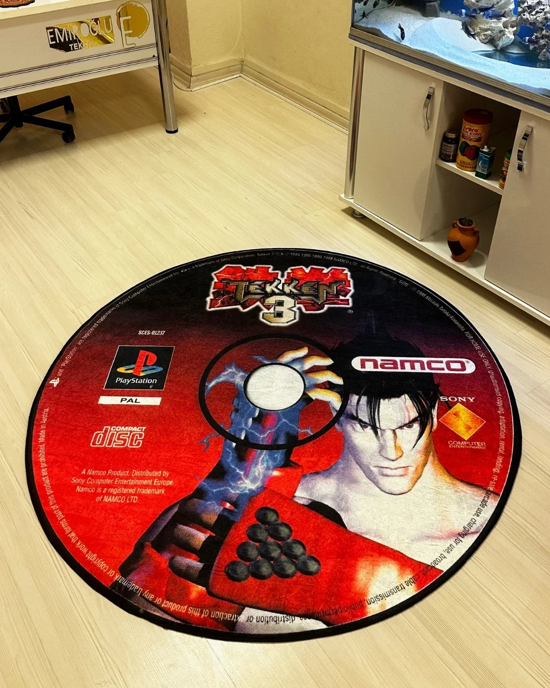 Tekken Oyun CD’si Şeklinde Dijital Baskı Halı – Kaymaz Taban, Yıkanabilir, Gamer Tasarımı3
