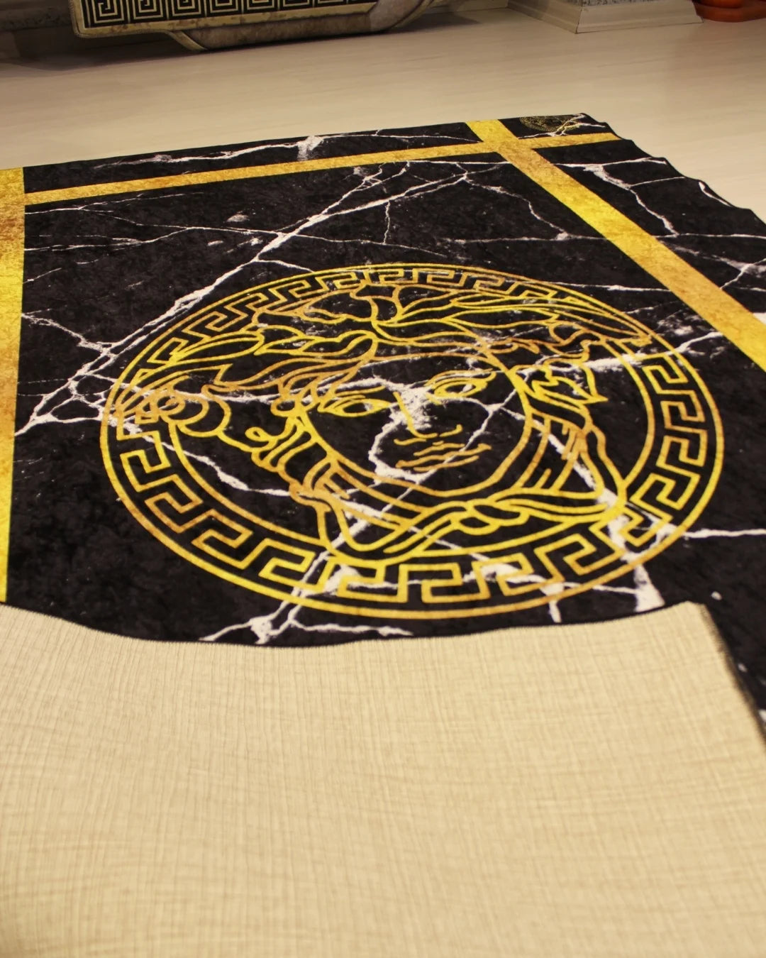 Turuncu Şeritli Medusa Motifli Versace Halı – Deri Tabanlı, Yıkanabilir, Süngerli Yüzey4