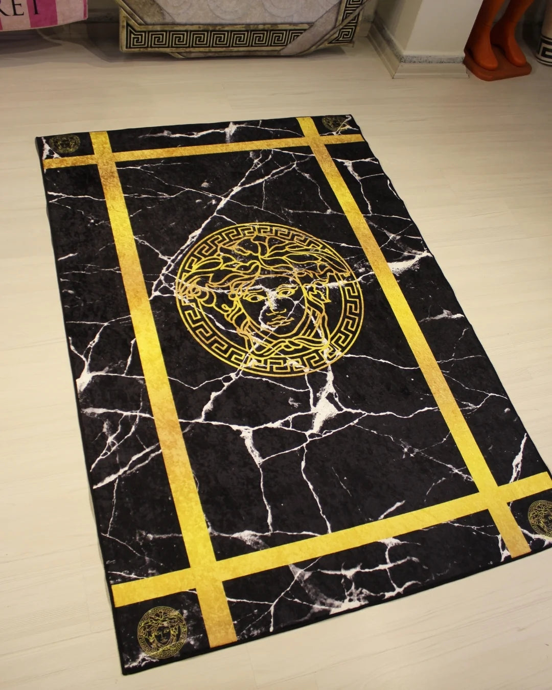 Turuncu Şeritli Medusa Motifli Versace Halı – Deri Tabanlı, Yıkanabilir, Süngerli Yüzey3