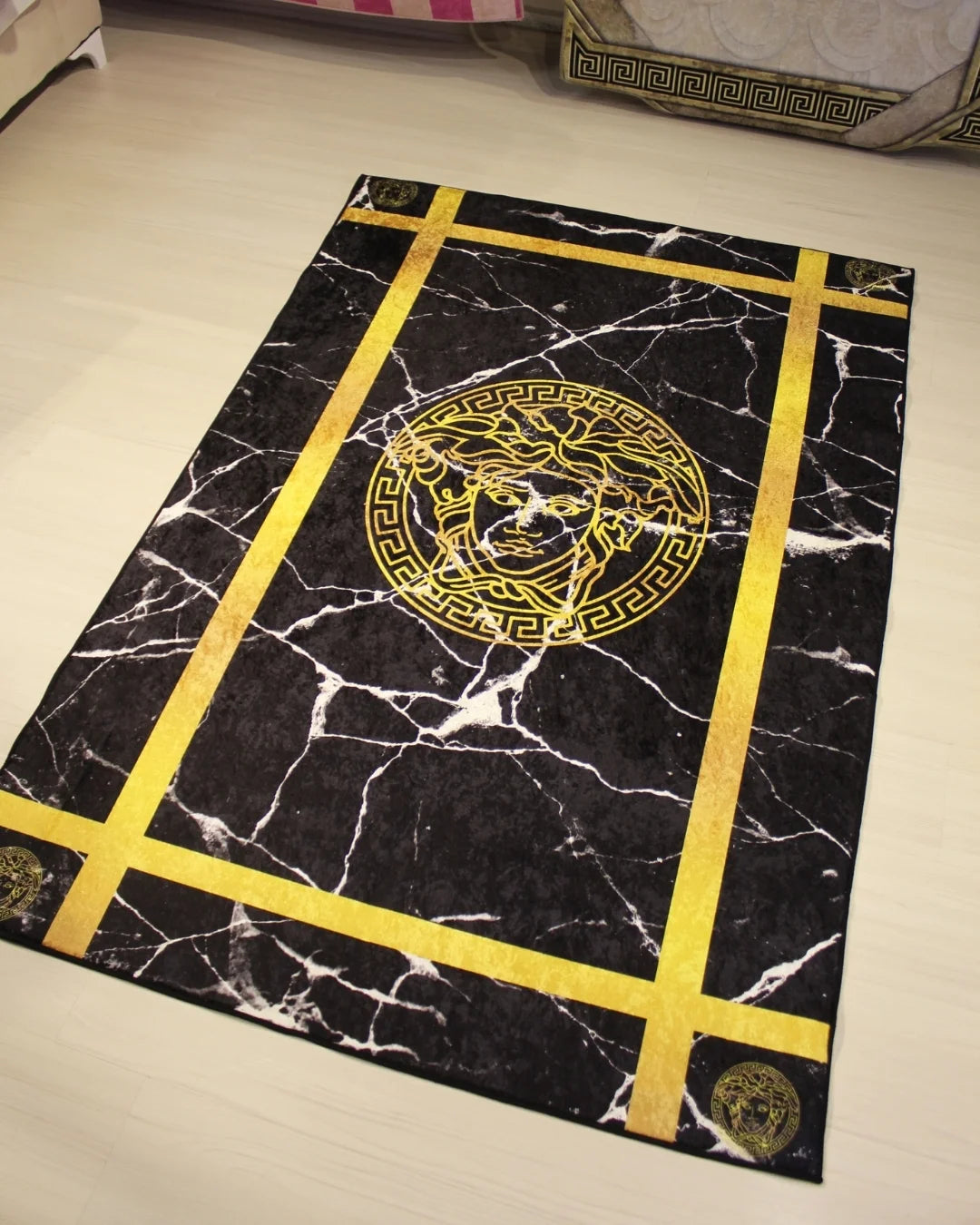 Turuncu Şeritli Medusa Motifli Versace Halı – Deri Tabanlı, Yıkanabilir, Süngerli Yüzey2