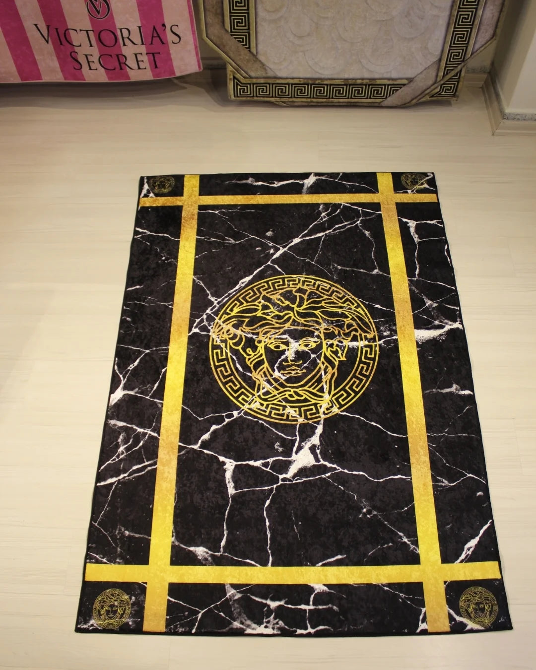 Turuncu Şeritli Medusa Motifli Versace Halı – Deri Tabanlı, Yıkanabilir, Süngerli Yüzey1