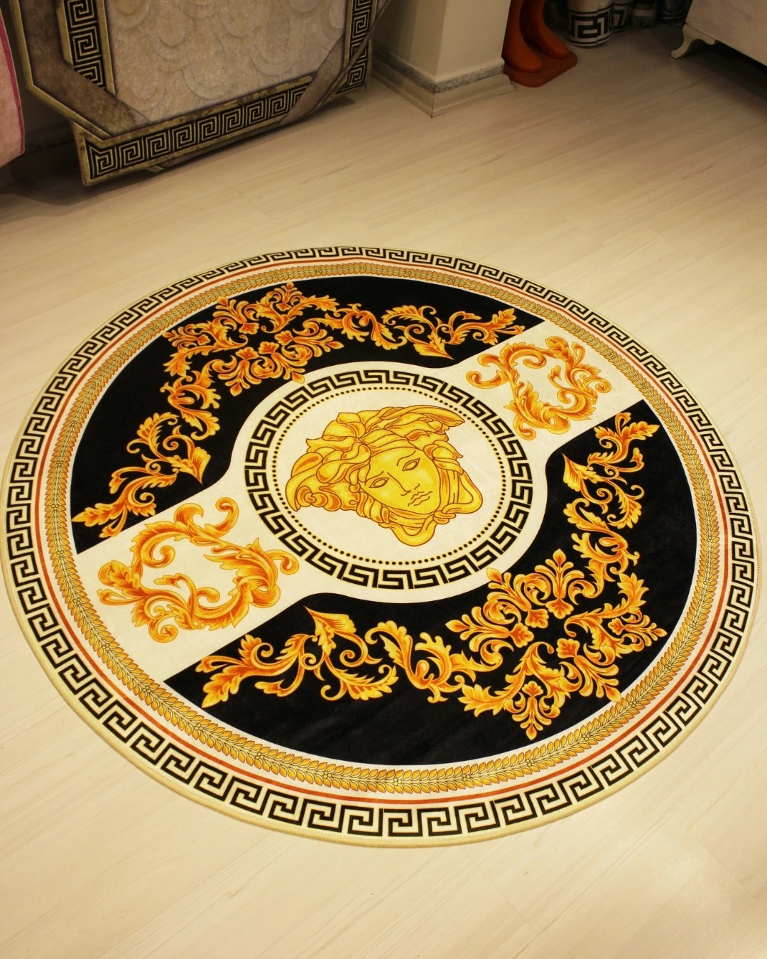 Yuvarlak Medusa Motifli Varaklı Versace Halı – Deri Taban, Süngerli Yüzey, Makinede Yıkanabilir5