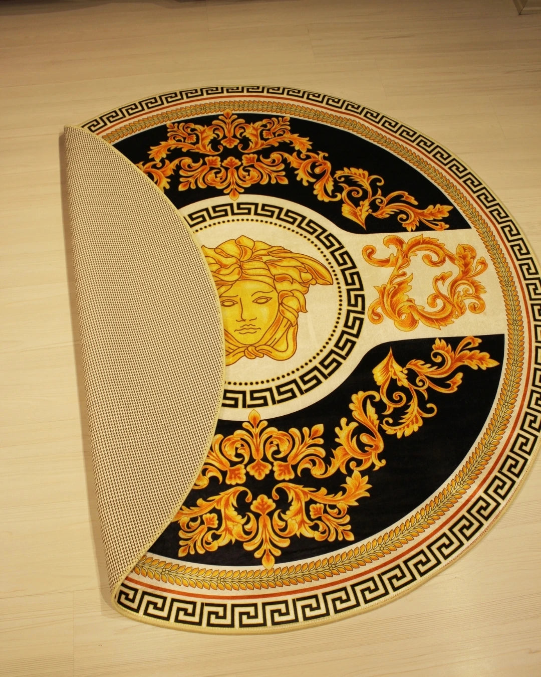 Yuvarlak Medusa Motifli Varaklı Versace Halı – Deri Taban, Süngerli Yüzey, Makinede Yıkanabilir4