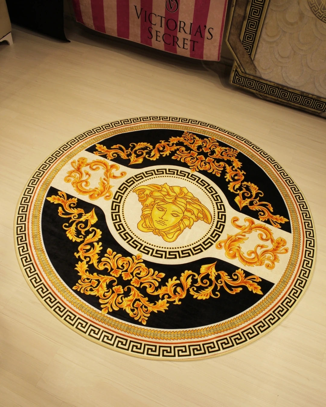 Yuvarlak Medusa Motifli Varaklı Versace Halı – Deri Taban, Süngerli Yüzey, Makinede Yıkanabilir3