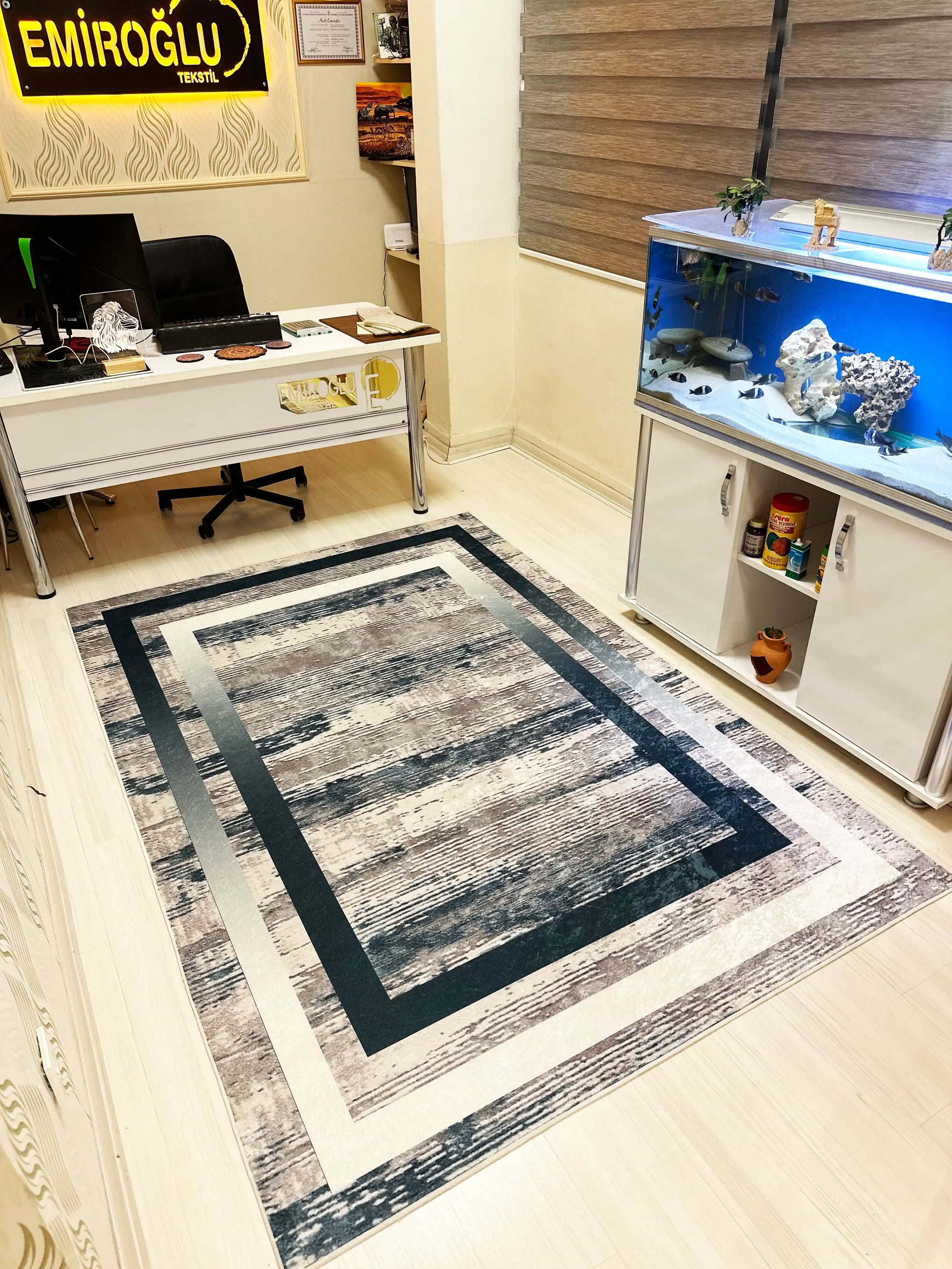 Modern Gri Zemin Mavi Dikdörtgen Desenli Halı – Kaymaz Taban, Süngerli Yüzey, Makinede Yıkanabilir2