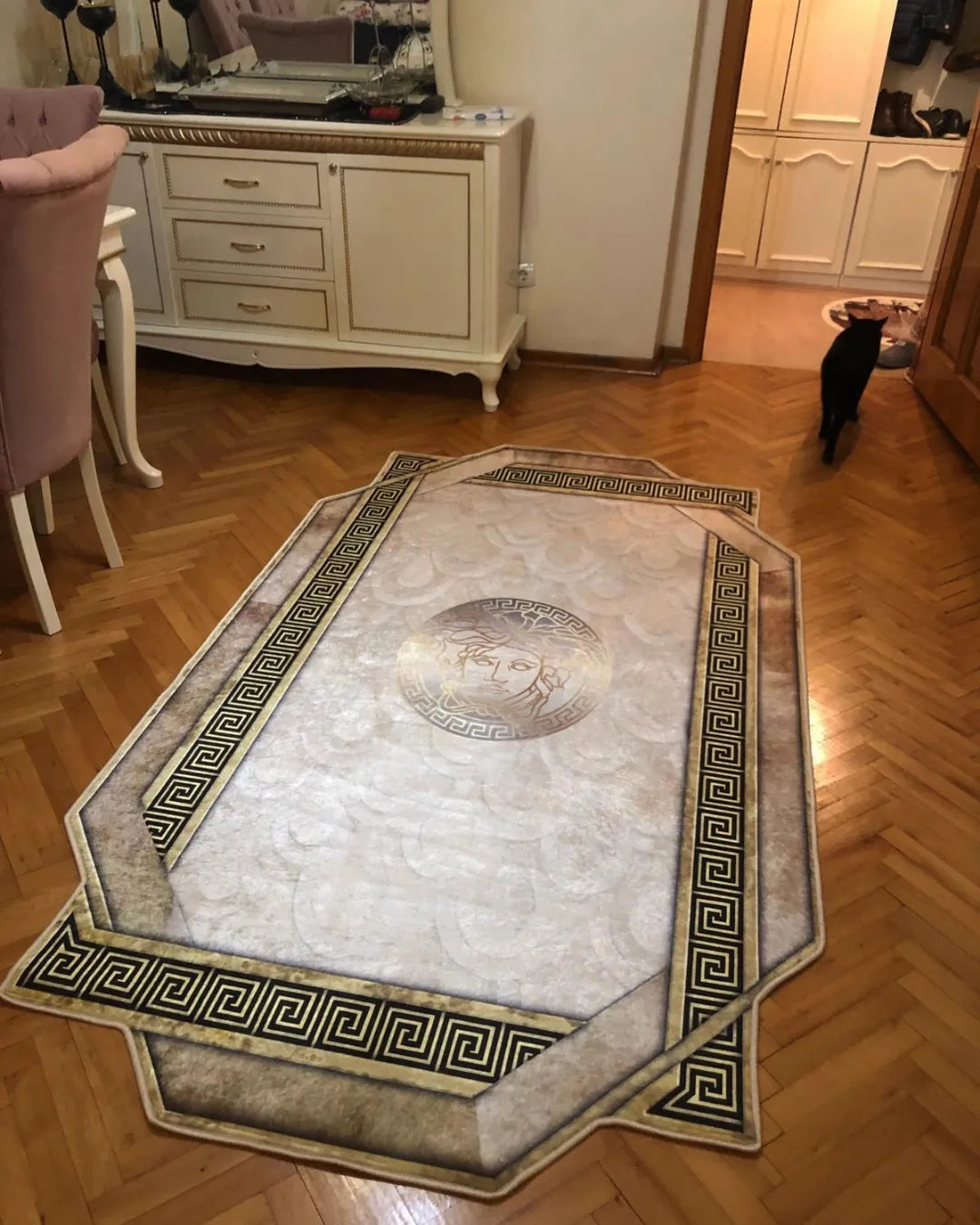 Yansıma Medusa Motifli Kahve Zemin Versace Halı – Deri Taban, Süngerli Yüzey, Makinede Yıkanabilir1